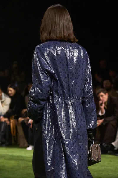 Look 180